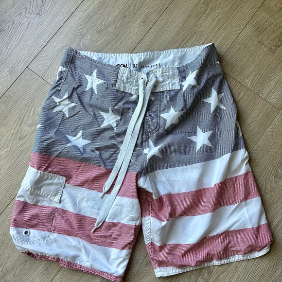 Carbon 32 Red and White Board Shorts Quick-Dry Swimwear - Picture 1 of 5